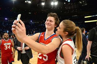 穿库里球衣美女主播,穿库里球衣的性感美女主播,魅力四射引关注